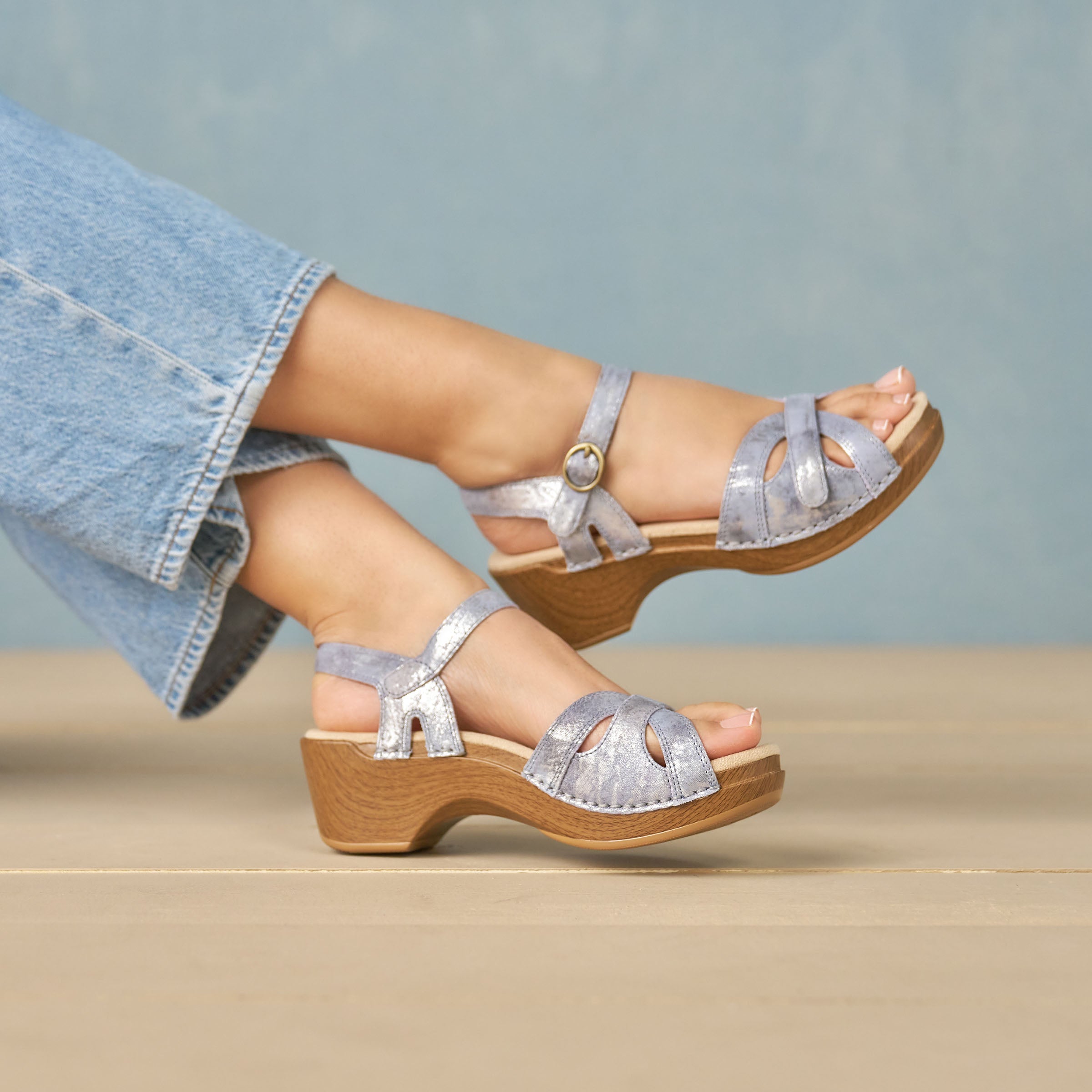 Season Distressed Denim – Dansko