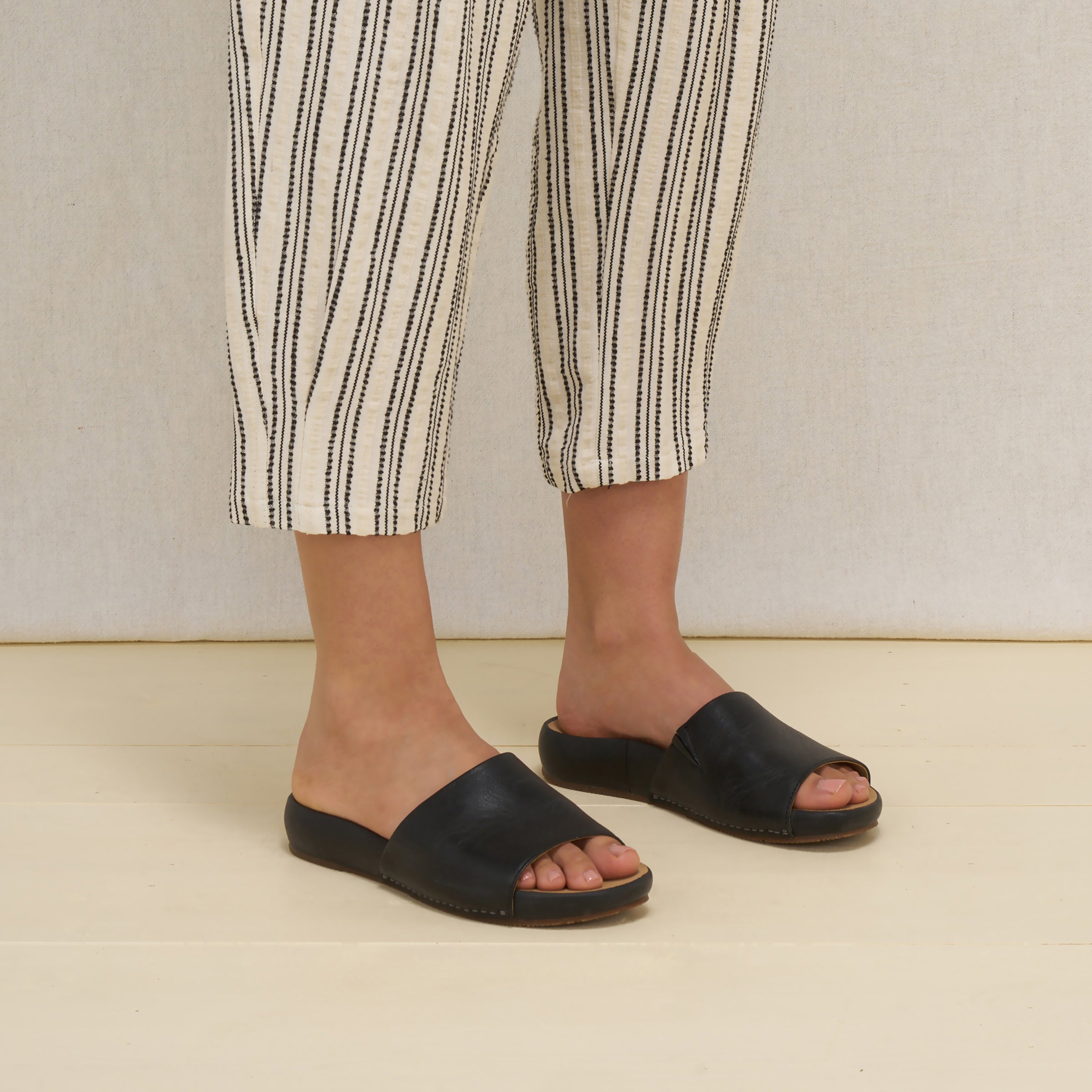 Twyla Black Leather – Dansko