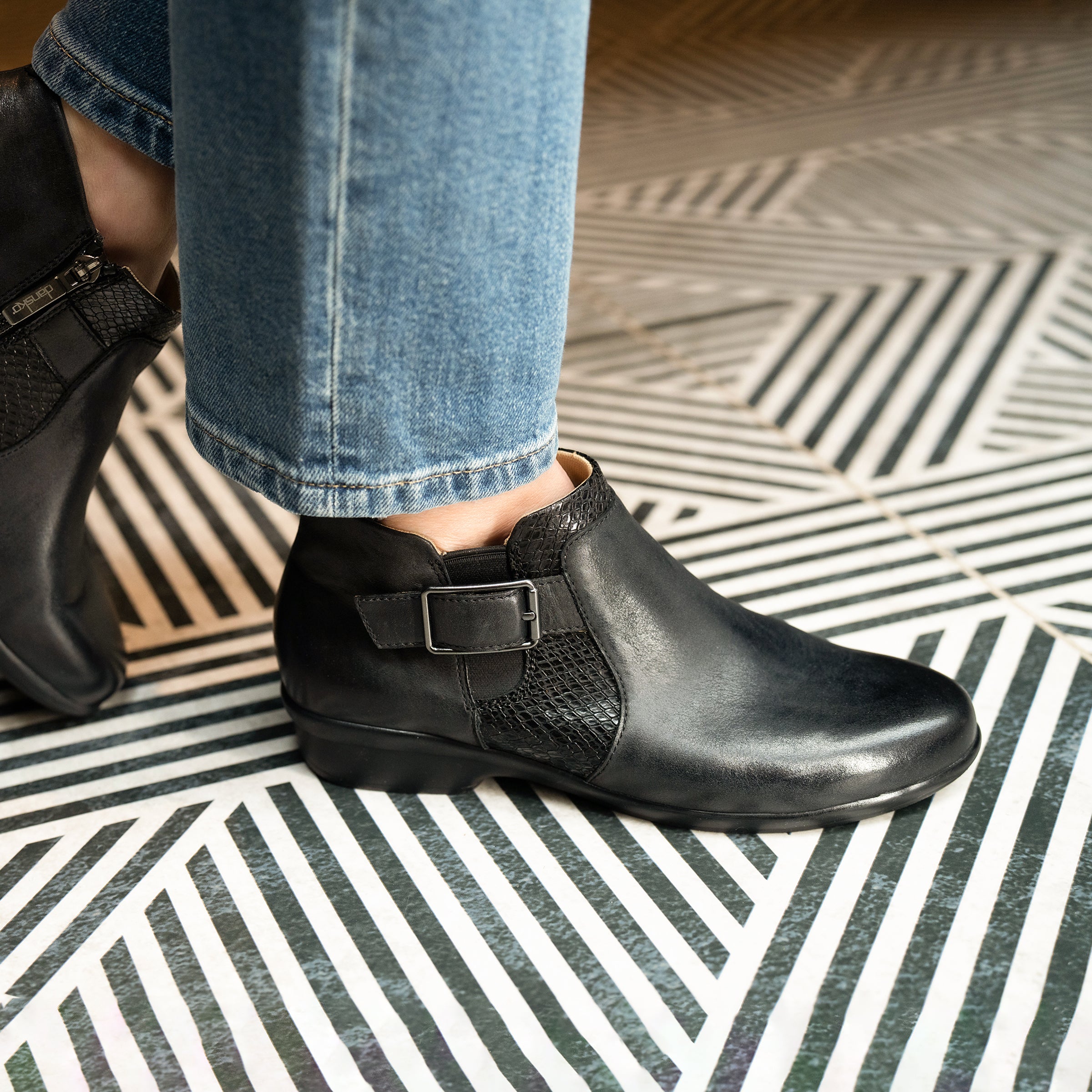 Carolyn Black Burnished Calf – Dansko