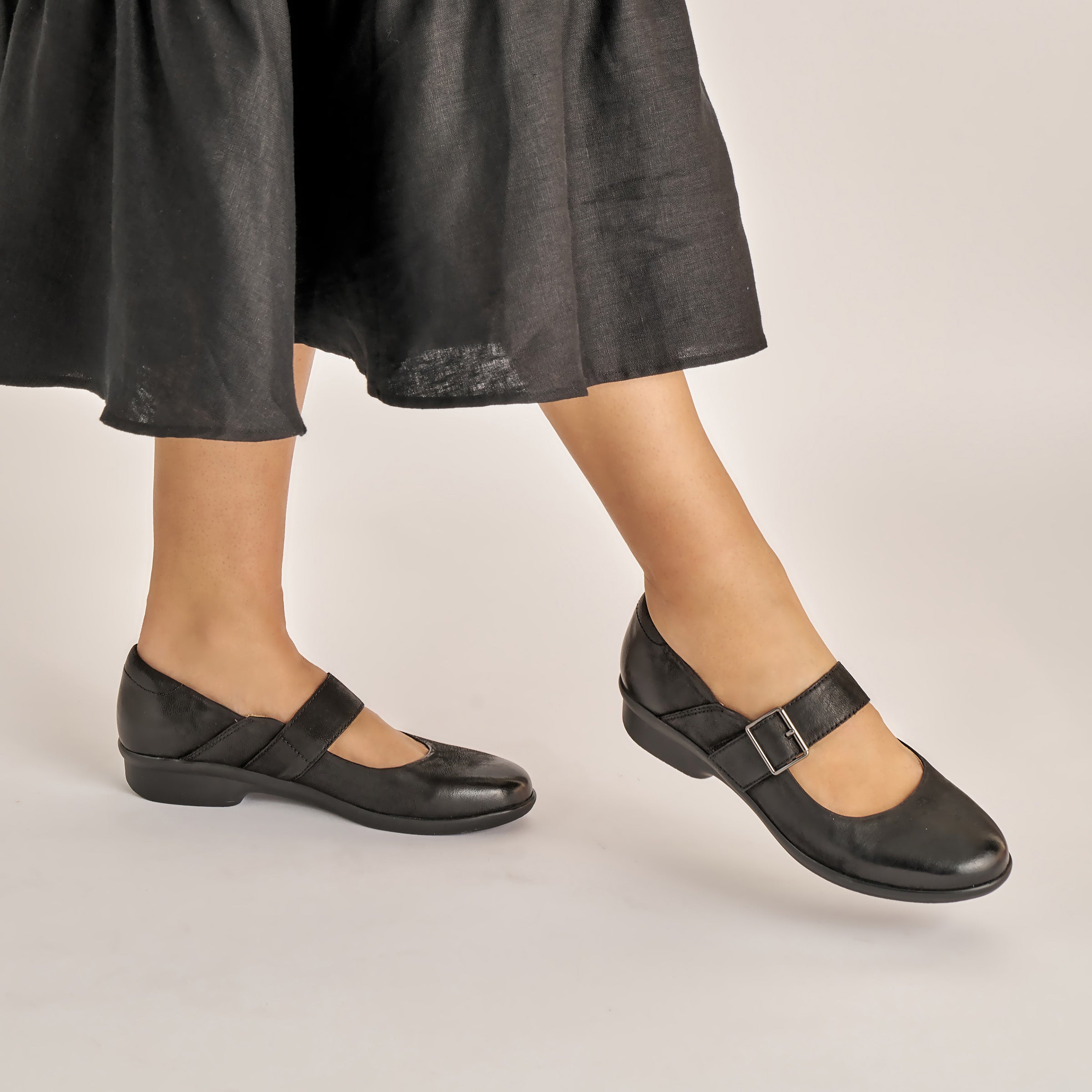 Collette Black Burnished Nubuck – Dansko