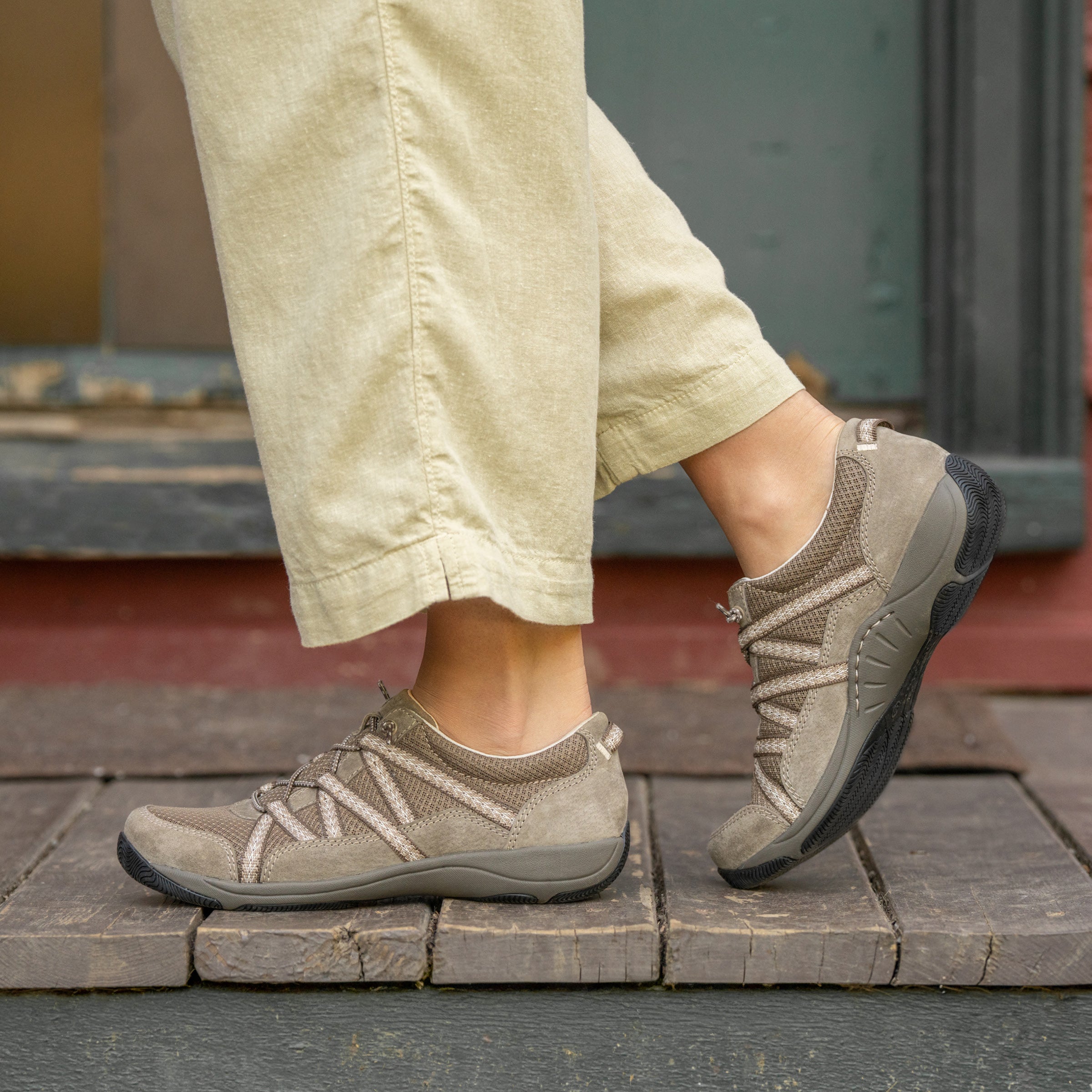 Harlyn Walnut Suede – Dansko
