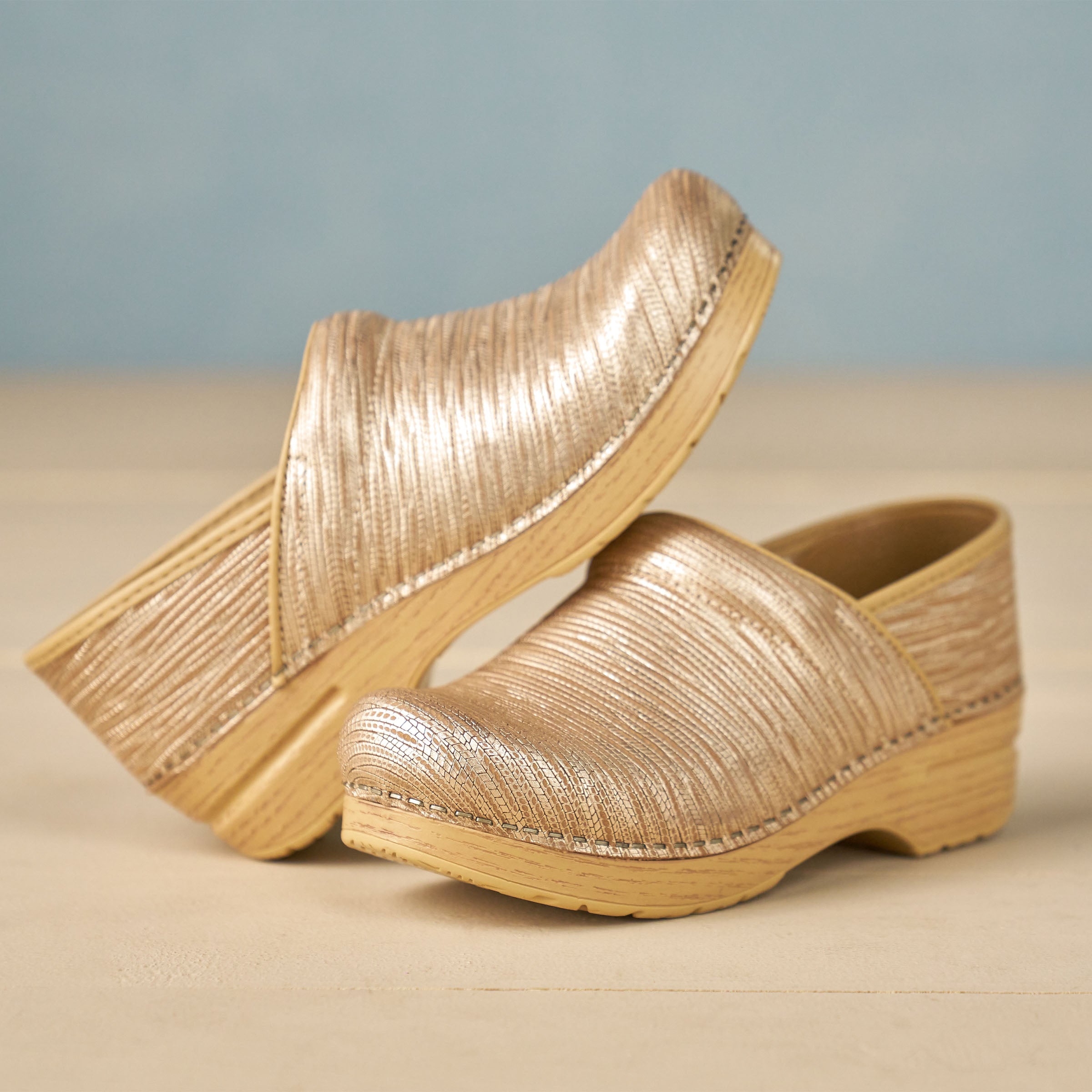 Professional Gold Texture – Dansko
