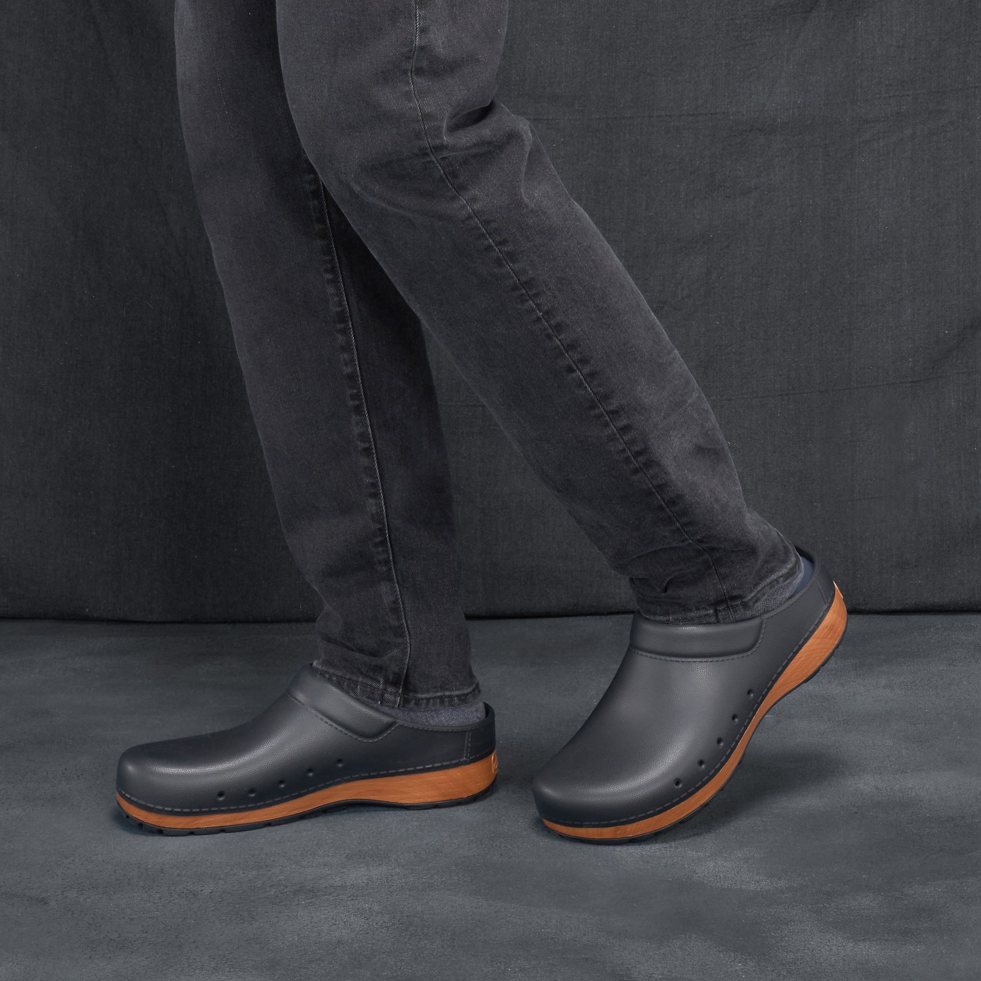 Black men&#39;s EVA clogs with a wood-patterned outsole.