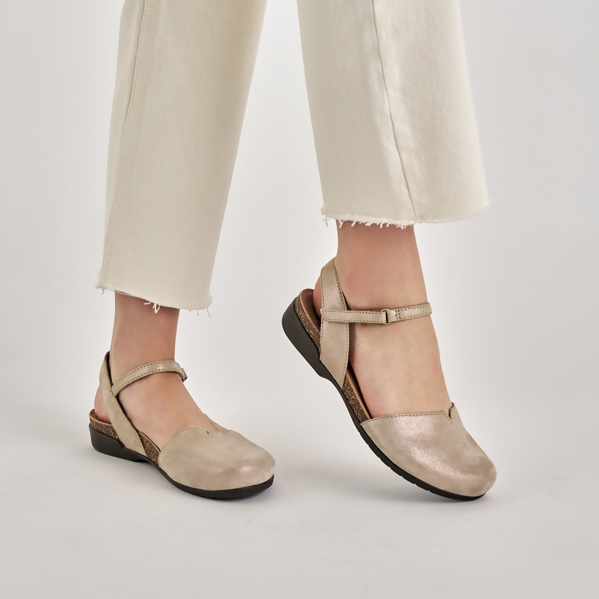 Rowan Beige Sparkle Suede – Dansko
