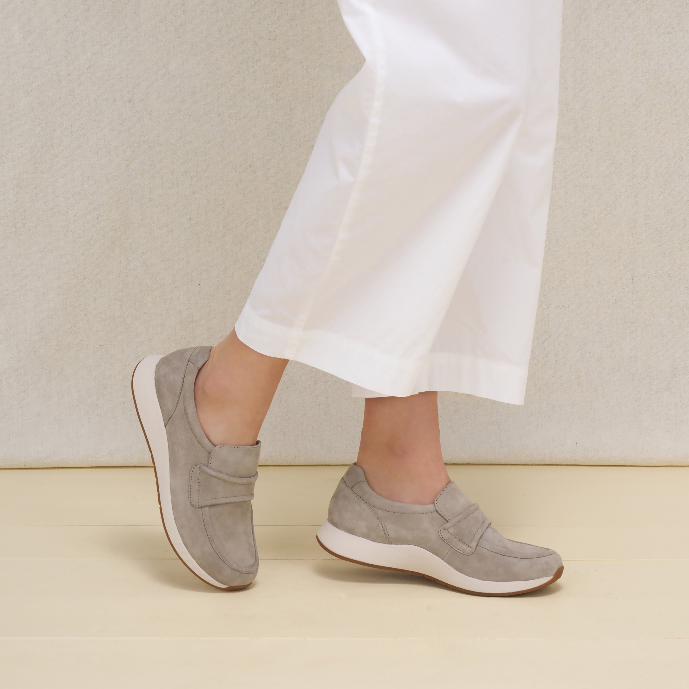 Clementine Light Grey Nubuck – Dansko