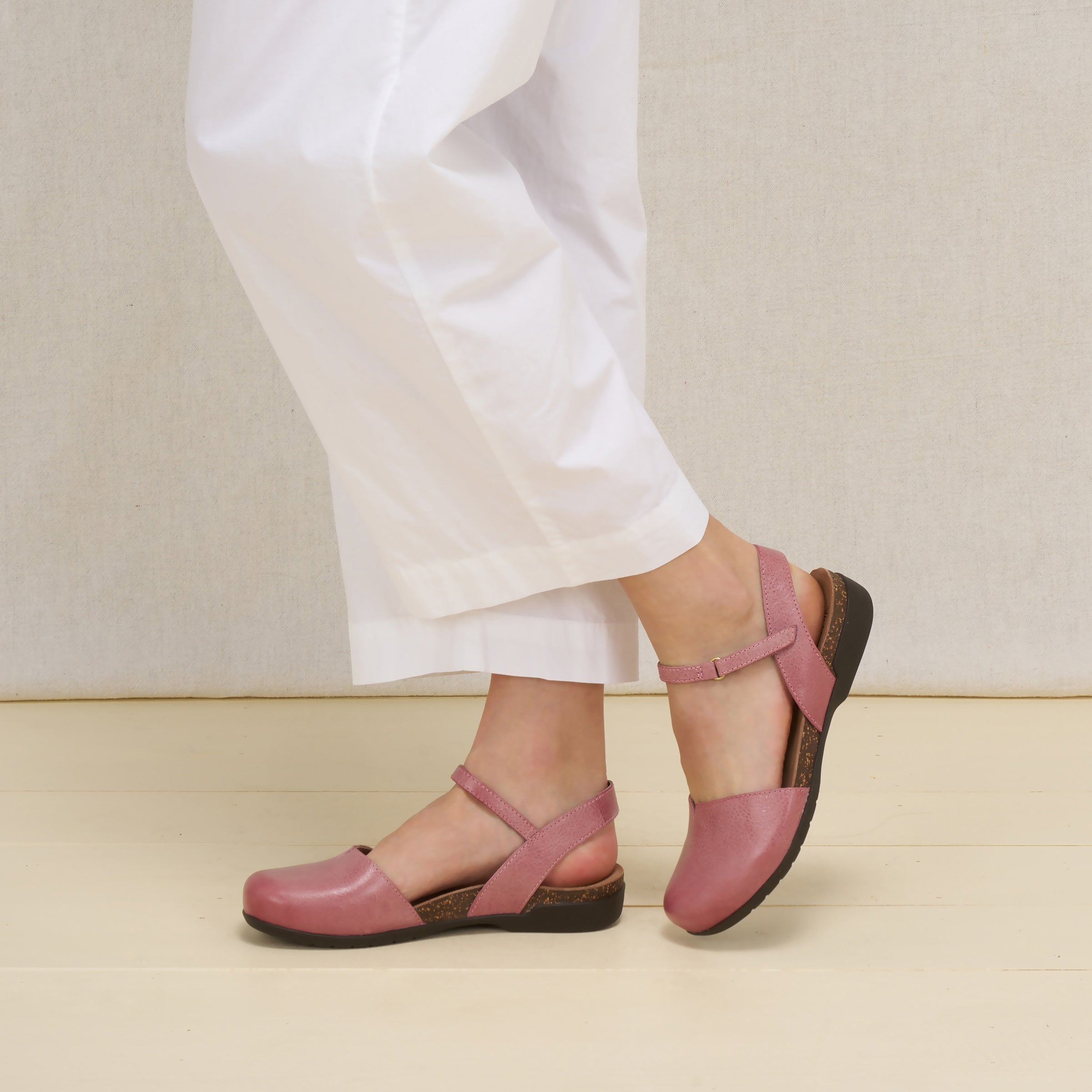 Rowan Pink Leather – Dansko