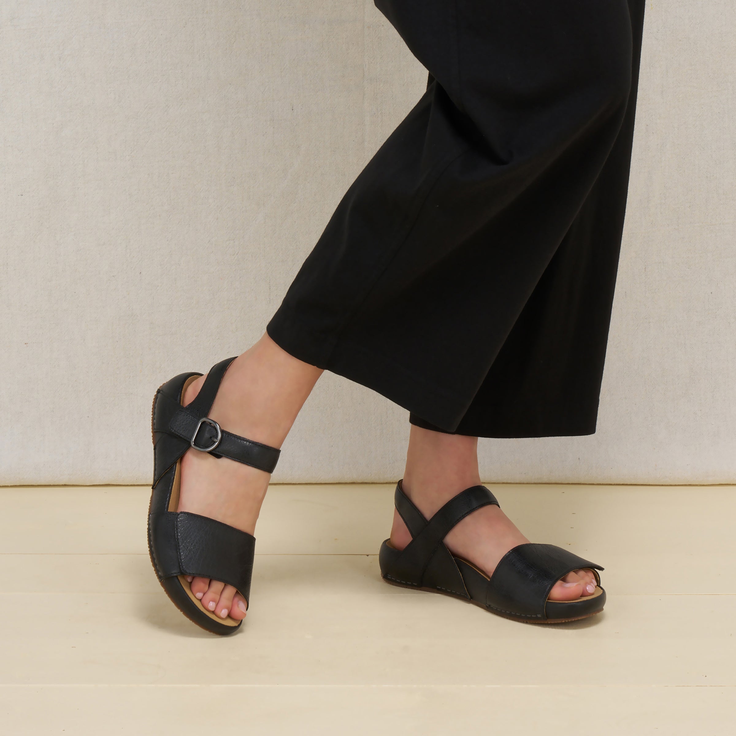 Tinsley Black Leather – Dansko