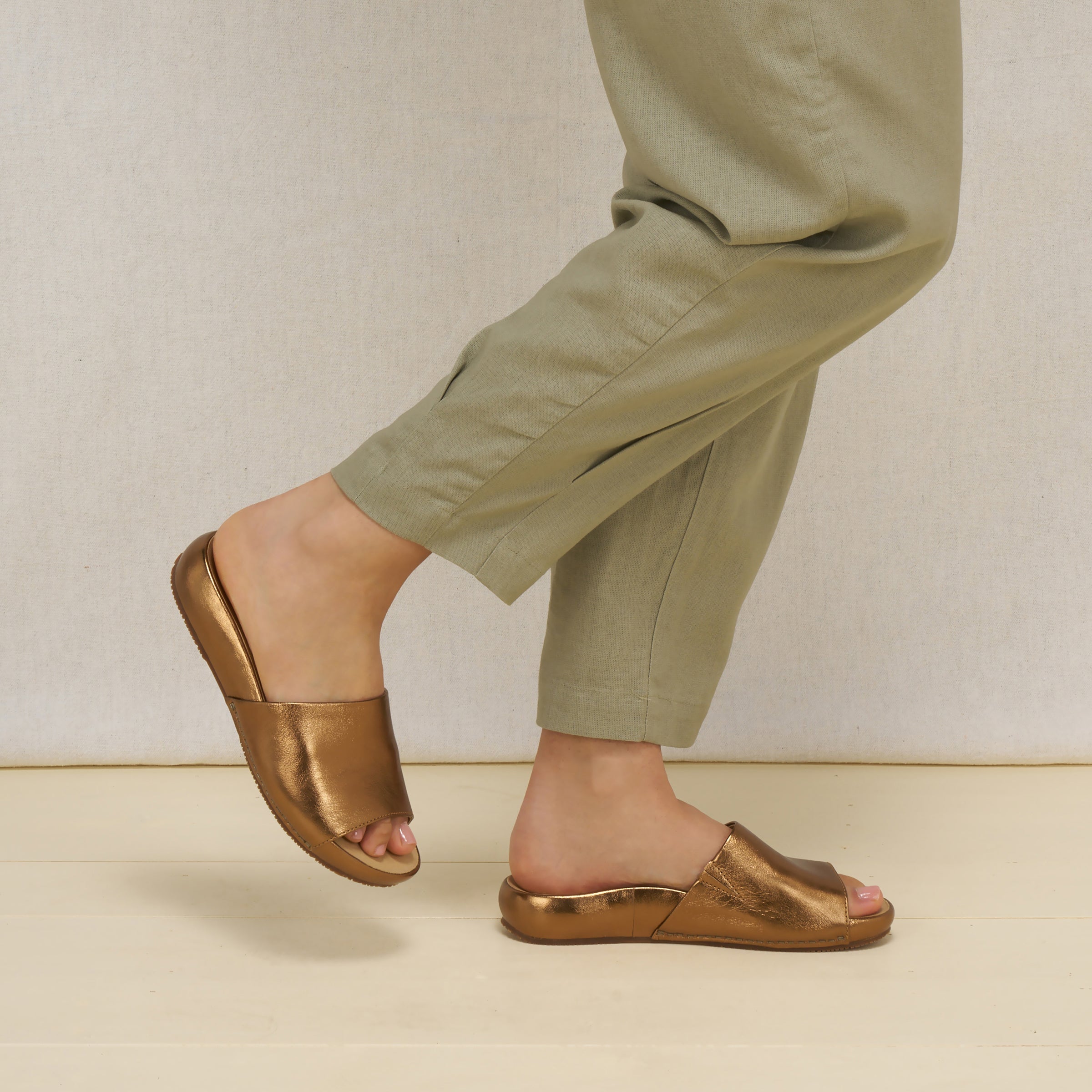 Twyla Bronze Metallic – Dansko