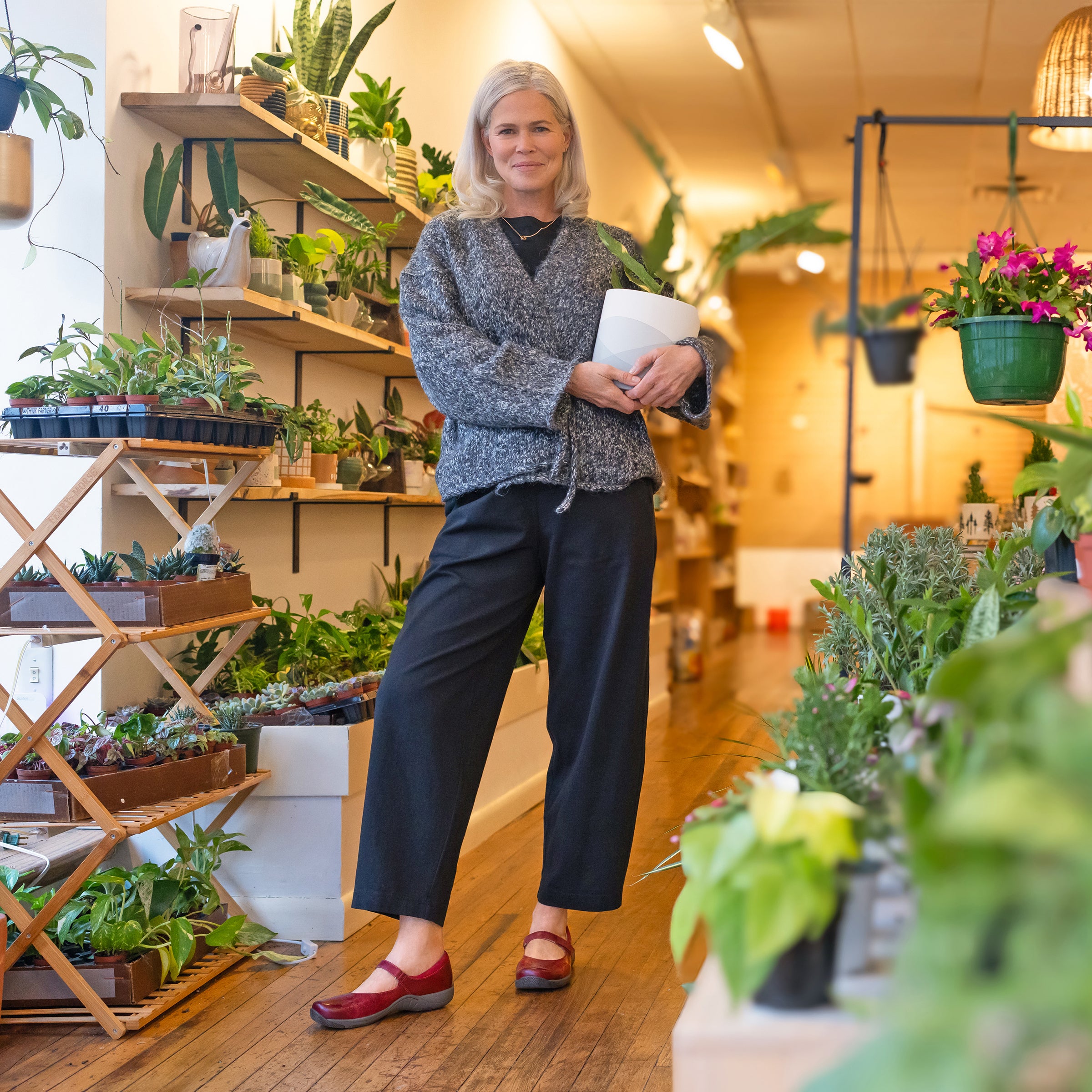 Stacy Red Waxy Burnished – Dansko