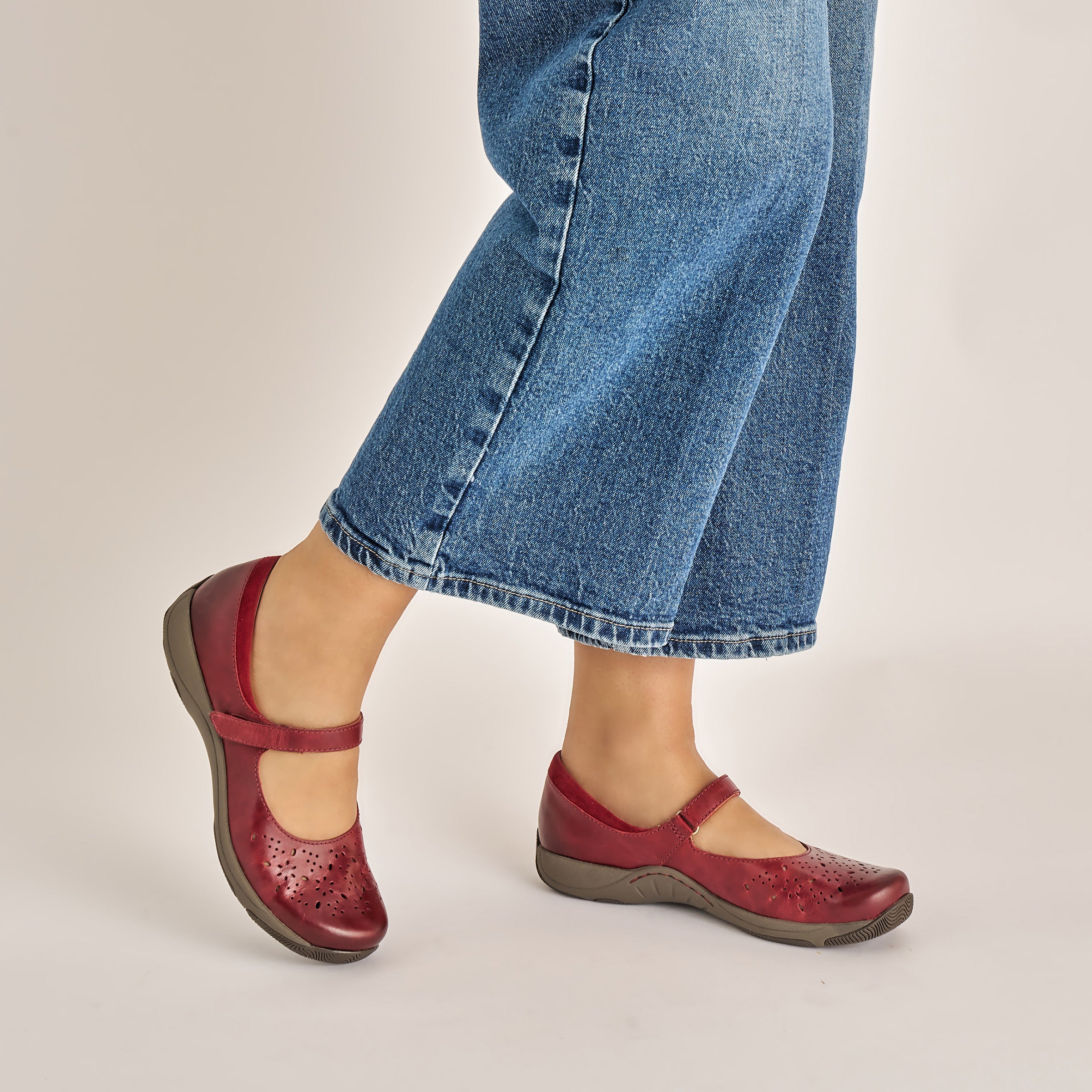Stacy Wide Red Waxy Burnished – Dansko
