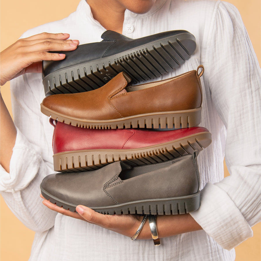 Linley is a flexible loafer with versatile color to match. Timeless neutrals and subtle pops of color combine with legendary support so you will always feel your best.