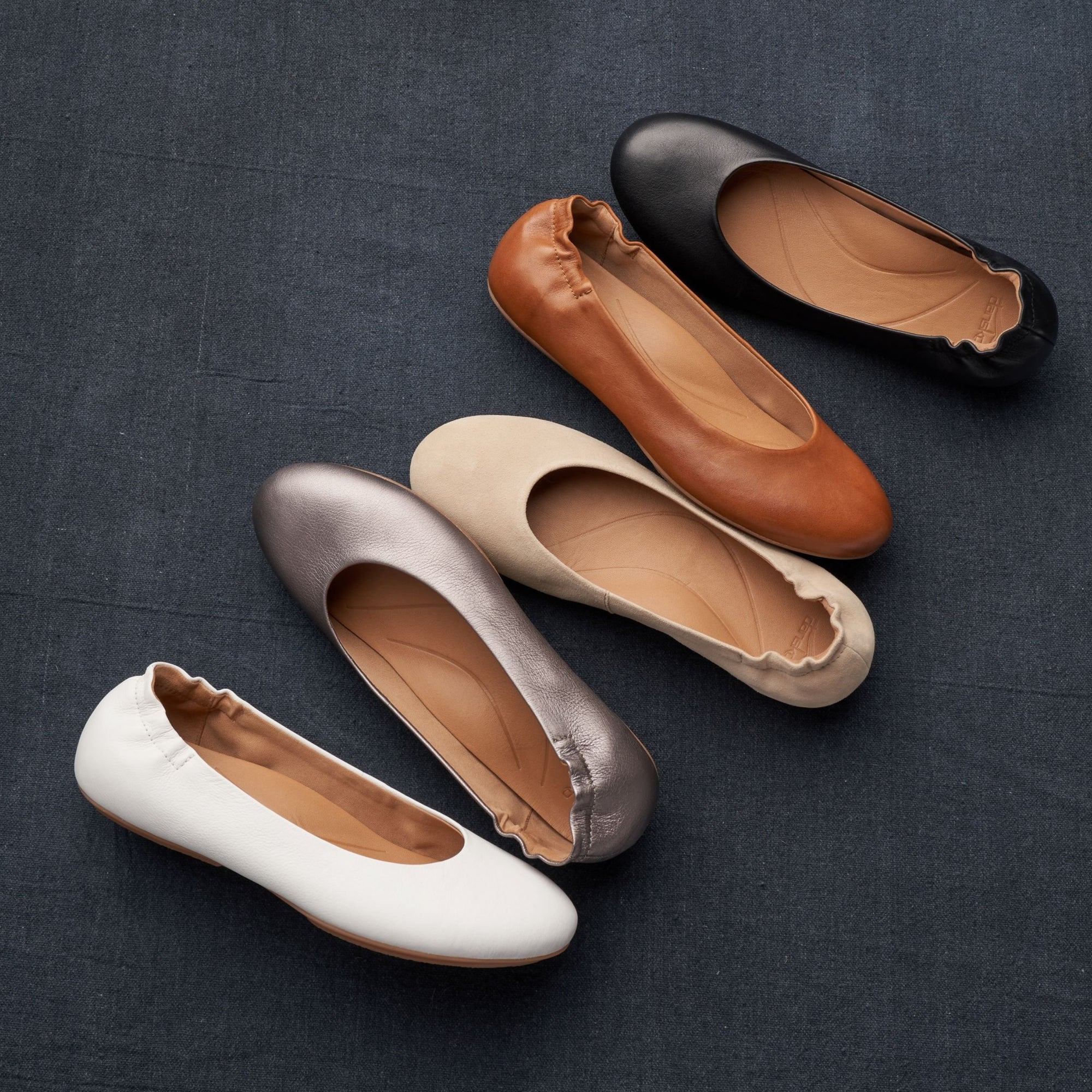 Five different leather colors of a flat made with arch support.